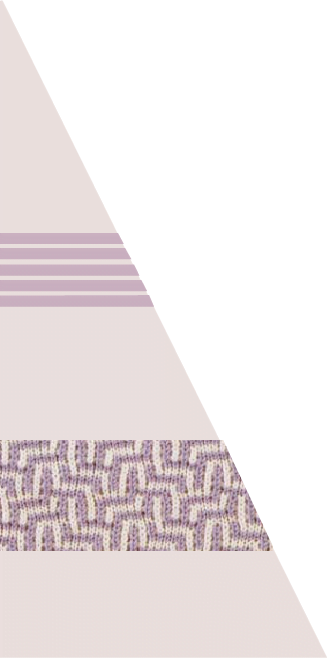 Einen wunderschönen Dreieckschal mit einem zweifarbigen Patentmuster.