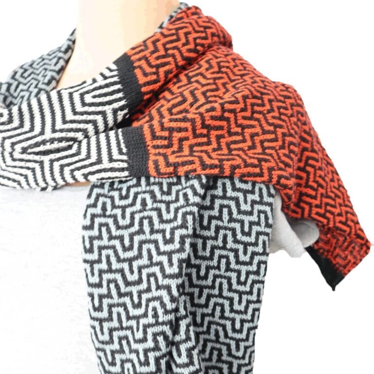Handgefertigter Schal aus 100 % Merinowolle in Schwarz, Grau und Orange
